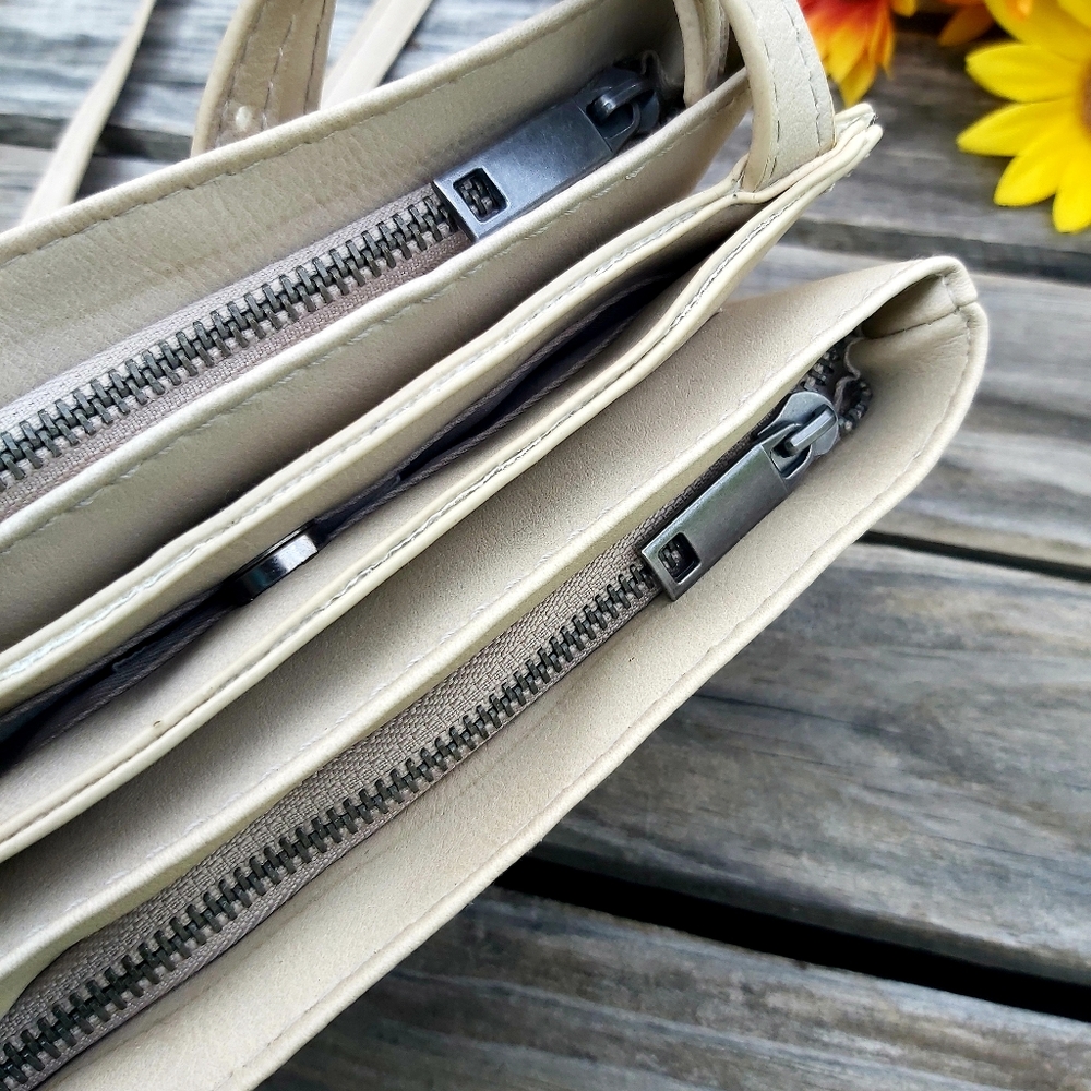 Universal Threads Crossbody Purse - image 5